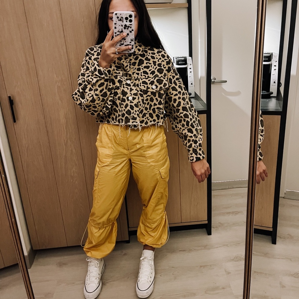 Super Fun Cropped Lepoard print jacket. - Picture 4 of 7